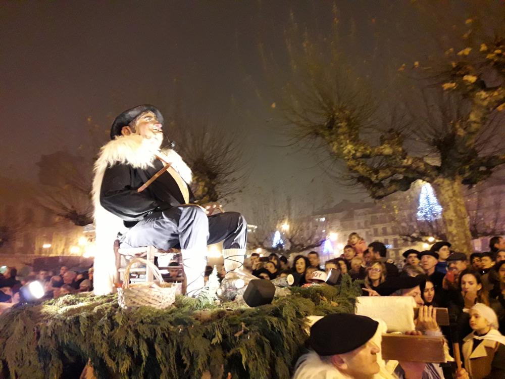 figura del Olentzero llevada a hombros